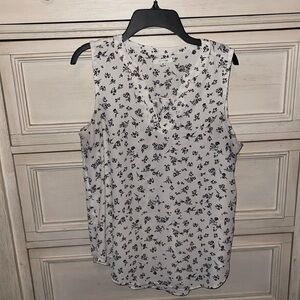 Maurices sleeveless, v neck blouse.
